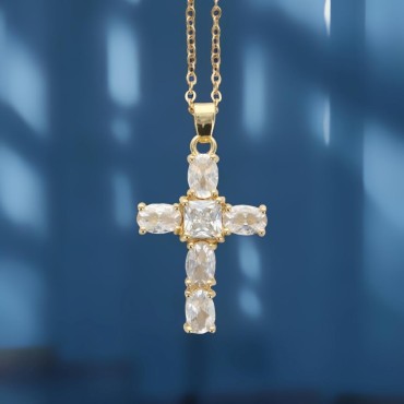 Collier avec chaîne en laiton de couleur dorée, L. 40 cm et croix avec zircons, H. 2.5 cm.