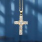 Collier avec chaîne en laiton de couleur dorée, L. 40 cm et croix avec zircons, H. 2.5 cm.
