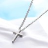 Collier avec chaine et croix fine H. 1.50 cm, en acier inoxydable de couleur argentée. L 45 cm ajustable.