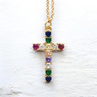 Collier avec chaîne et croix avec des zircons de différentes couleurs H. 2.6 cm, en acier inoxydable, L 45 cm ajustable.