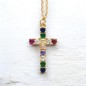 Collier avec chaîne et croix avec des zircons de différentes couleurs H. 2.6 cm, en acier inoxydable, L 45 cm ajustable.