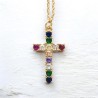 Collier avec chaîne et croix avec des zircons de différentes couleurs H. 2.6 cm, en acier inoxydable, L 45 cm ajustable.