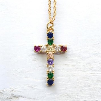 Collier avec chaîne et croix avec des zircons de différentes couleurs H. 2.6 cm, en acier inoxydable, L 45 cm ajustable.