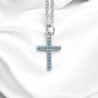Collier avec chaîne et croix avec des zircons bleu 1.6 cm en acier inoxydable de couleur argentée, L 45 cm ajustable.
