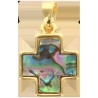 Croix de cou carr-eacute-e en laiton de couleur dor-eacute-e et coquille d--039-ormeau- H- 1-3 cm-
