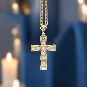 Collier avec chaîne et croix avec des zircons en acier inoxydable de couleur dorée, L. 45 cm ajustable.