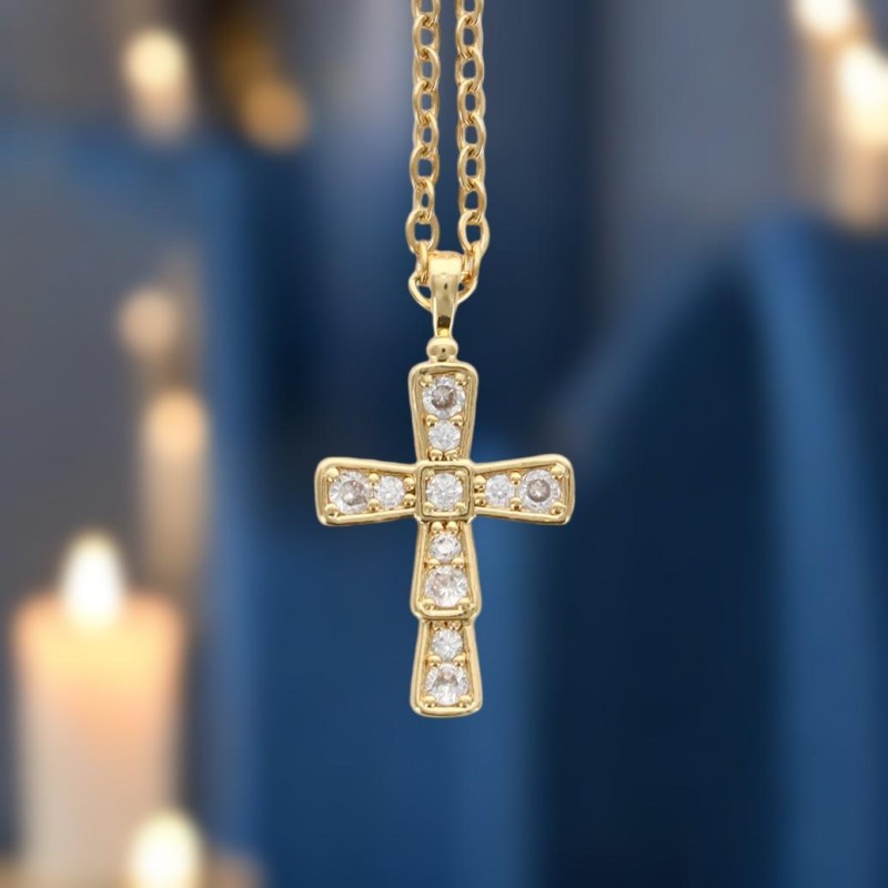 Collier avec chaîne et croix avec des zircons en acier inoxydable de couleur dorée, L. 45 cm ajustable.