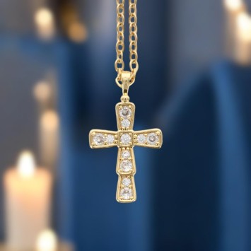 Collier avec chaîne et croix avec des zircons en acier inoxydable de couleur dorée, L. 45 cm ajustable.
