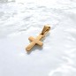 Croix de cou en acier inoxydable de couleur dorée, H 2.1 cm.