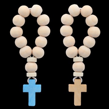 Dizainier bois sur élastique, grains Ø 1 cm avec croix de couleur naturelle et bleue. Livre dans une pochette. Lot de 2.