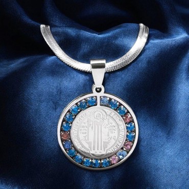 Collier maille serpent L. 45 cm, médaille de St Benoit Ø 2.5 cm en acier inoxydable avec strass de différentes couleurs.