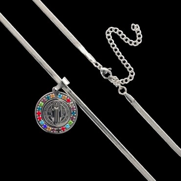 Collier maille serpent L. 45 cm, médaille de St Benoit Ø 2.5 cm en acier inoxydable avec strass de différentes couleurs.