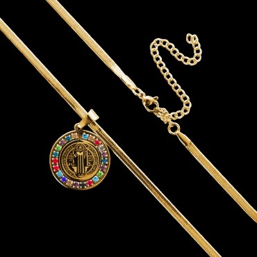 Collier maille serpent L. 45 cm, médaille de St Benoit Ø 2.5 cm en acier inoxydable avec strass de différentes couleurs.