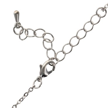 Collier avec chaine et croix H. 3 cm en laiton de couleur argentée. L 40 cm. Existe de différentes couleurs.