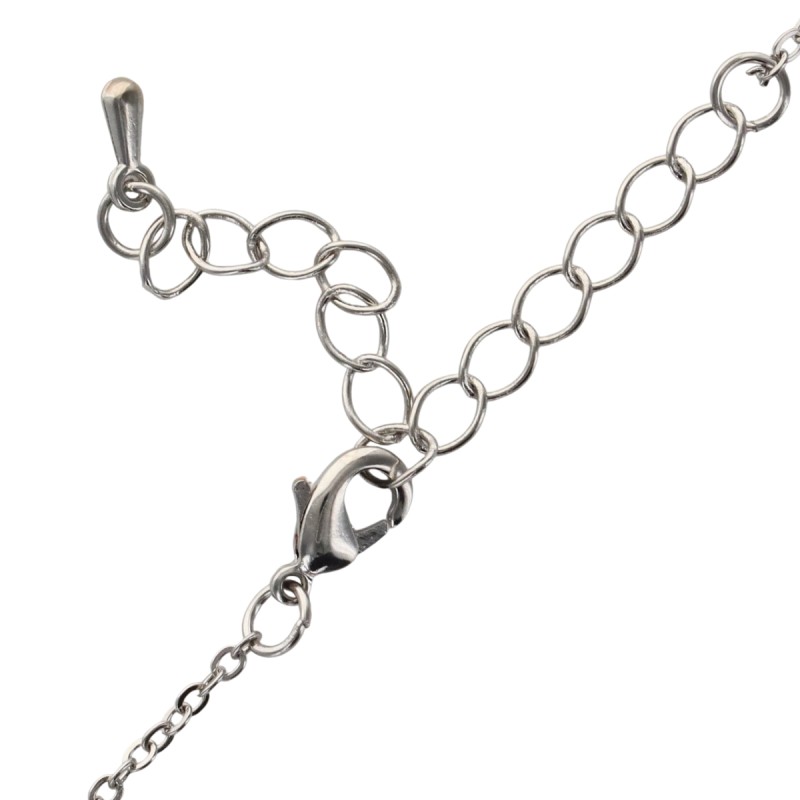 Collier avec chaine et croix H. 3 cm en laiton de couleur argentée. L 40 cm. Existe de différentes couleurs.
