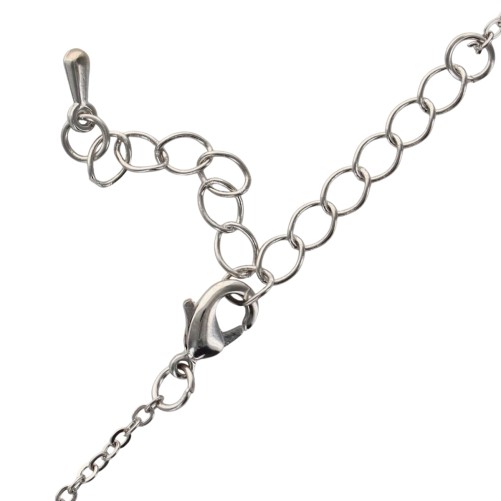 Collier avec chaîne et croix H. 3 cm en laiton de couleur argentée, L 40 cm. Existe en différentes couleurs.
