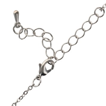 Collier avec chaine et croix H. 3 cm en laiton de couleur argentée. L 40 cm. Existe de différentes couleurs.