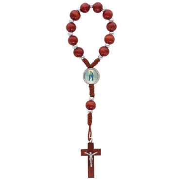 Dizainier sur corde grains rond de couleur marron, Ø 7 mm avec croix et Christ en métal.