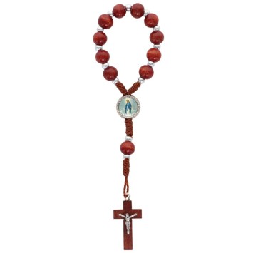 Dizainier sur corde grains rond de couleur marron, Ø 7 mm avec croix et Christ en métal.