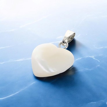 Pendentif coeur en coquille naturelle, H. 1,5 x 1,6 cm.