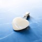 Pendentif coeur en coquille naturelle, H. 1,5 x 1,6 cm.