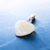 Pendentif coeur en coquille naturelle, H. 1,5 x 1,6 cm.