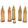 Crèche en résine de couleur avec 6 personnages, H. 24 cm.