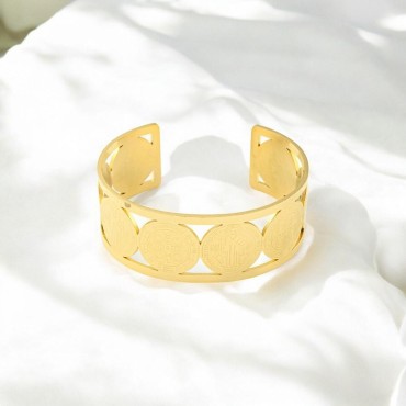 Bracelet manchette de Saint Benoit en acier inoxydable de couleur dorée, ajustable au poignet. Ø intérieur 6.3 cm.