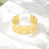Bracelet manchette de Saint Benoit en acier inoxydable de couleur dorée, ajustable au poignet. Ø intérieur 6.3 cm.