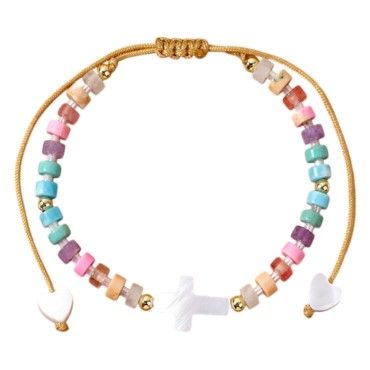 Bracelet sur corde réglable grains de forme cylindrique avec croix et coeur en coquille naturelle.