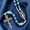 Chapelet avec grains en turquoise synthétique Ø 6 mm, croix en métal avec Christ. Longueur jusqu'au cœur 30 cm.