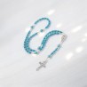 Chapelet avec grains en turquoise synthétique Ø 6 mm, croix en métal avec Christ. Longueur jusqu'au cœur 30 cm.