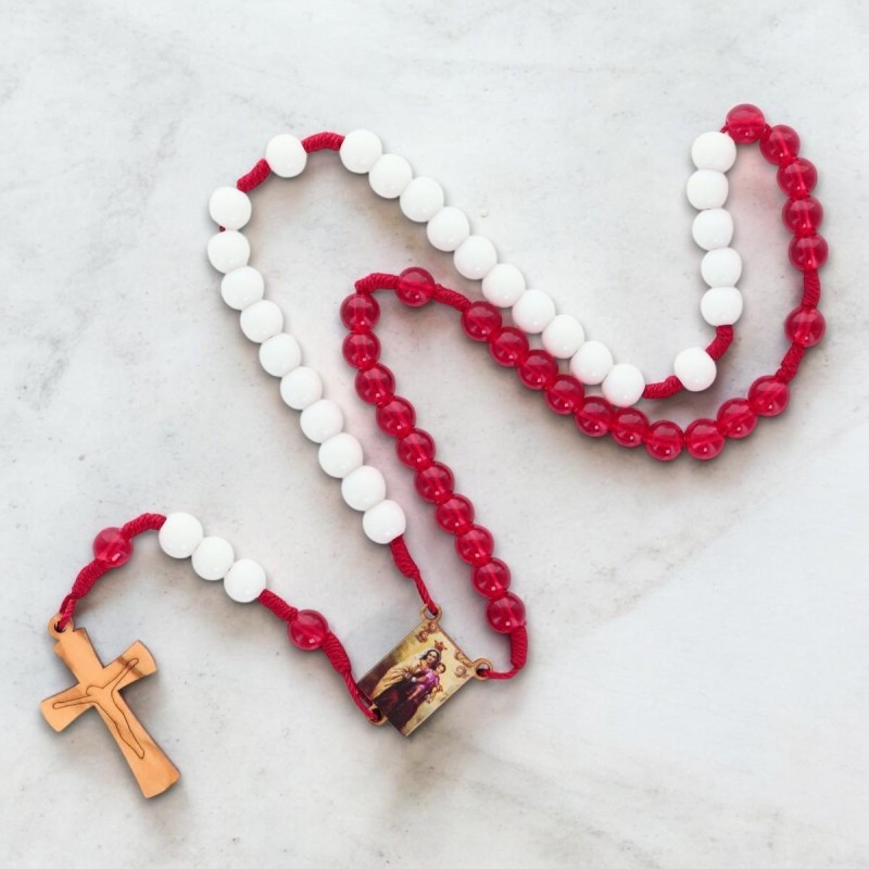 Chapelet du scapulaire sur corde grains rond en verre de couleur blanc et rouge Ø 7 mm avec croix en bois et Christ imprimé.