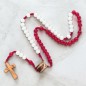 Chapelet du scapulaire sur corde grains rond en verre de couleur blanc et rouge Ø 7 mm avec croix en bois et Christ imprimé.