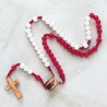 Chapelet du scapulaire sur corde grains rond en verre de couleur blanc et rouge Ø 7 mm avec croix en bois et Christ imprimé.