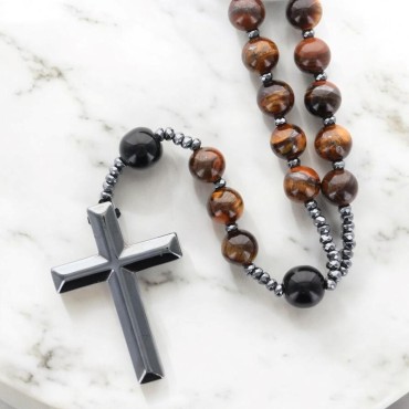 Chapelet avec grains en œil de tigre Ø 8 mm avec croix en hématite. Longueur jusqu'au cœur 31 cm