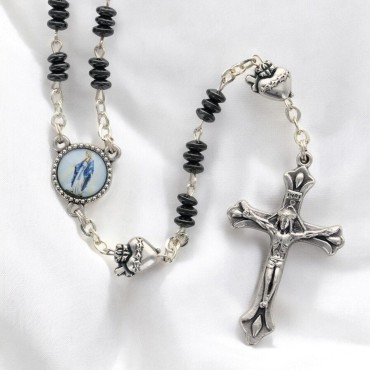 Chapelet grains en hematite H. 5mm avec pater metal de EX-VOTO avec croix metal livre en boite