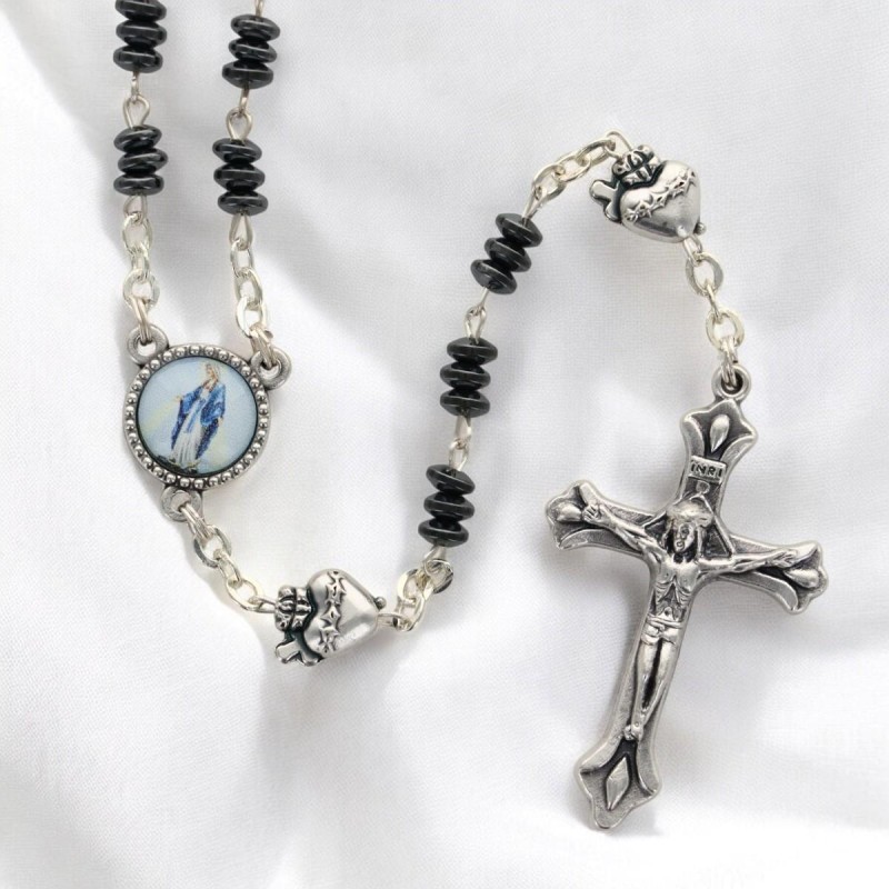 Chapelet grains en hematite H. 5mm avec pater metal de EX-VOTO avec croix metal livre en boite
