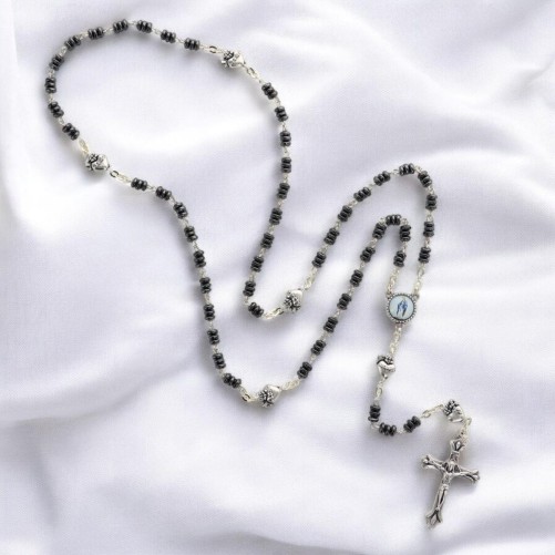 Chapelet grains en hematite H. 5mm avec pater metal de EX-VOTO avec croix metal livre en boite