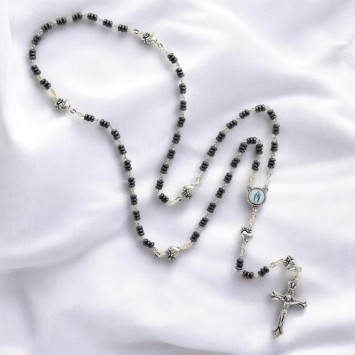 Chapelet grains en hematite H. 5mm avec pater metal de EX-VOTO avec croix metal livre en boite