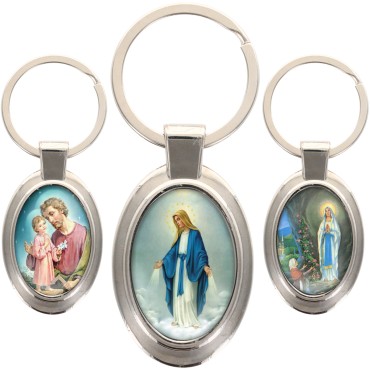 Porte-clés en métal de couleur argenté de forme ovale H. 4.3 cm. Livré en boite cadeaux. Existe avec différents Saints.