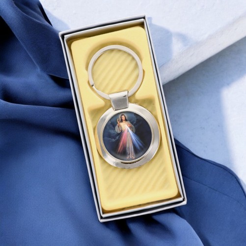 Porte-clés en métal couleur argenté de forme ronde Ø 3.8 cm. Livré en boite cadeaux. Existe avec différents Saints.