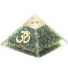 Pyramide Orgonite avec symbole OM, L. 10 cm. Plusieurs pierres.
