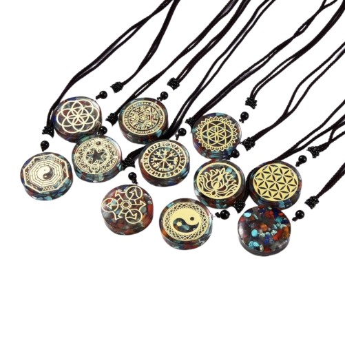 Colliers en nylon avec pendentif en orgonite avec symbole couleur dorée, Ø 3.6 cm. Lot de 5 symbole assortis.