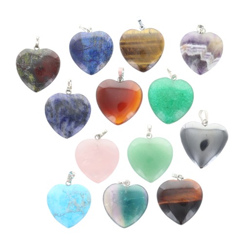 Pendentif en pierre en forme de coeur, H. 2,5 cm. Differentes pierres
