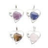 Pendentif en pierre et metal en forme de coeur, H. 2,5 cm. Differentes pierres