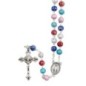 Chapelet grains filigranés multicolores Ø 7 mm, chaîne argentée, croix avec Christ, longueur au cœur 38 cm.