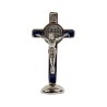 Croix de Saint Benoît en métal argenté, émaillée plusieurs couleurs, sur socle aimanté – Hauteur 7,8 cm.