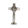 Croix de Saint Benoît en métal argenté, émaillée plusieurs couleurs, sur socle aimanté – Hauteur 7,8 cm.