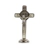 Croix de Saint Benoît en métal argenté, émaillée plusieurs couleurs, sur socle aimanté – Hauteur 7,8 cm.